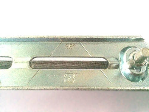 Przyrząd do ostrzenia łańcucha 3/8 1,3 mm picco w kolorze metalicznym. Ujęcie frontalne pokazuje wyraźnie oznaczenia kątowe (35°) oraz szczelinę do ostrzenia. Widoczne elementy montażowe i faktura powierzchni. Produkt leżący na białym tle.