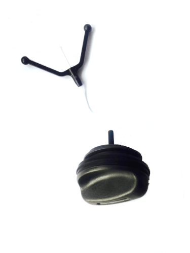 Czarny korek paliwa do pilarek Husqvarna 254 XP/51/357, okrągły z gwintem i wypukłym uchwytem ułatwiającym otwieranie. Zdjęcie zbliżeniowe na białym tle.