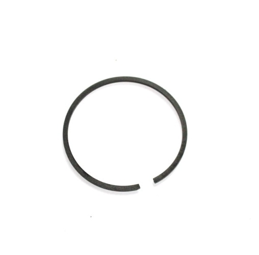 Metalowy, czarny pierścień tłoka 46mm x 1,5mm z szczelinami, okrągły, na jasnym tle. Pasuje do pilarek Husqvarna 55, 357xp, 253, 359.