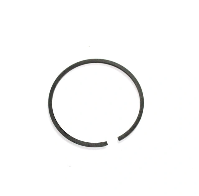 Metalowy, czarny pierścień tłoka 46mm x 1,5mm z szczelinami, okrągły, na jasnym tle. Pasuje do pilarek Husqvarna 55, 357xp, 253, 359.