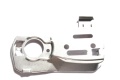 Osłona karteru pilarki Husqvarna 346XP oraz Jonsered CS2153, CS2152 w kolorze srebrnym, wykonana z metalu. Produkt ukazany z przodu, leżący na białym tle, z widocznymi otworami mocującymi oraz okrągłym wlotem. Brak widocznych napisów lub logo.