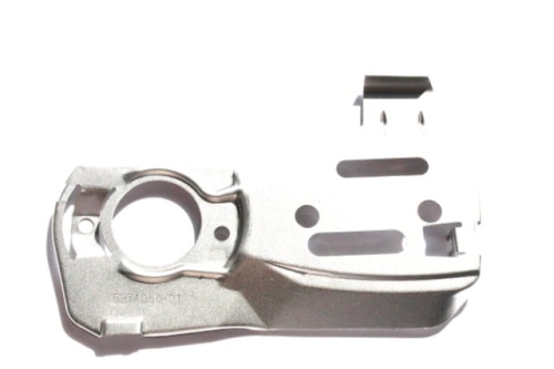 Osłona karteru pilarki Husqvarna 346XP oraz Jonsered CS2153, CS2152 w kolorze srebrnym, wykonana z metalu. Produkt ukazany z przodu, leżący na białym tle, z widocznymi otworami mocującymi oraz okrągłym wlotem. Brak widocznych napisów lub logo.