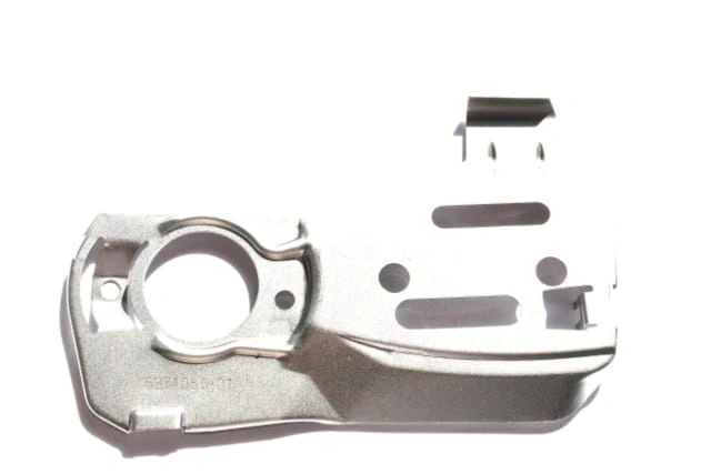 Osłona karteru pilarki Husqvarna 346XP oraz Jonsered CS2153, CS2152 w kolorze srebrnym, wykonana z metalu. Produkt ukazany z przodu, leżący na białym tle, z widocznymi otworami mocującymi oraz okrągłym wlotem. Brak widocznych napisów lub logo.
