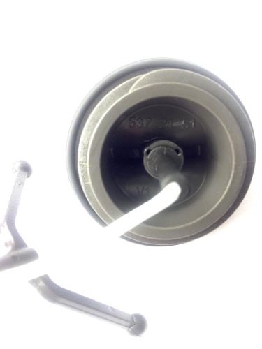 Korek paliwa do pilarki Husqvarna 254 XP/51/357, czarny z widocznych detali: numer 537 21-51, okrągły kształt, z cienką białą linką. Ujęcie z góry, produkt leżący na białym tle, z bliska na detal wewnętrzny.