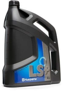 Olej do silników dwusuwowych LS+ Husqvarna, 4L, butelka czarna z niebiesko-srebrnymi akcentami, logo Husqvarna i napis LS+. Produkt stoi frontalnie, z widocznym uchwytem.