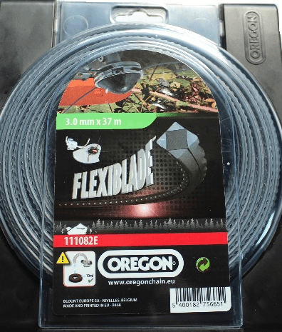 Linka tnąca OREGON Flexiblade o średnicy 3,0 mm i długości 37 m, umieszczona w przezroczystym opakowaniu. Widoczna etykieta z logo OREGON oraz napisem FLEXIBLADE. Produkt leży poziomo na tle czarnym, z wyraźnymi detalami.