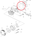 Filtr powietrza do wykaszarki Husqvarna 235/240R i pilarki 236, prostokątny, z ciemnoszarego plastiku, pokazany z boku na schemacie zamontowany w obudowie silnika.