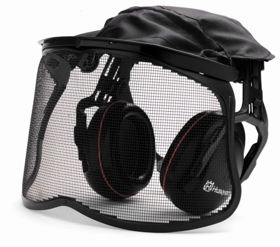 Ochronniki słuchu z siatkową ochroną twarzy, HUSQVARNA, w kolorze czarnym. Produkt prezentowany z boku, na tle białym. Wyposażony w miękki daszek oraz wygodne nauszniki, z widocznym logo marki. Siatka chroni twarz przed odłamkami.