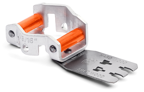 Prowadnik pilnika 4,8 mm .325 1,3 mm z przymiarem łańcucha X-Cut, wykonany z metalu, z pomarańczowymi elementami. Zbliżenie na stalowy prowadnik i przymiar, ukazujący oznaczenia do cięcia drewna twardego i miękkiego. Ułożony na jednolitym tle.