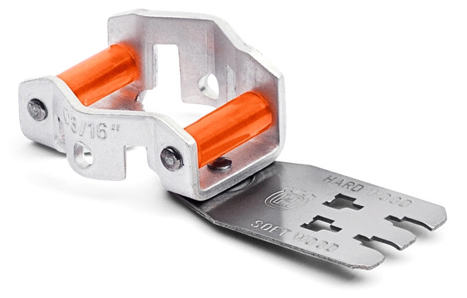 Prowadnik pilnika 4,8 mm .325 1,3 mm z przymiarem łańcucha X-Cut, wykonany z metalu, z pomarańczowymi elementami. Zbliżenie na stalowy prowadnik i przymiar, ukazujący oznaczenia do cięcia drewna twardego i miękkiego. Ułożony na jednolitym tle.