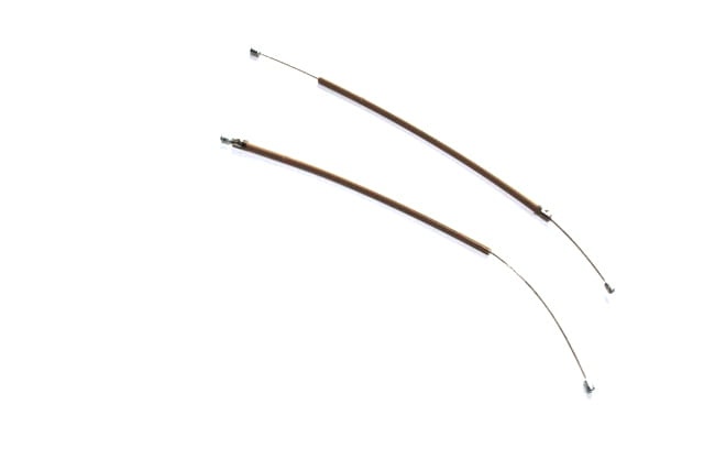 Linka gazu do pilarki Husqvarna 450 i 445 oraz McCulloch CS 450, wykonana z materiału metalowego z brązowym, prostym uchwytem. Przedmiot leżący na białym tle, w zestawie dwie sztuki o zagiętych końcówkach, umożliwiające montaż w narzędziach.