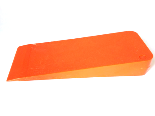 Klin do obalania o wymiarach 14 cm w intensywnym pomarańczowym kolorze, wykonany z trwałego materiału, leżący na białym tle. Przód produktu ma zaokrąglone krawędzie, z widocznym otworem do zawieszenia.