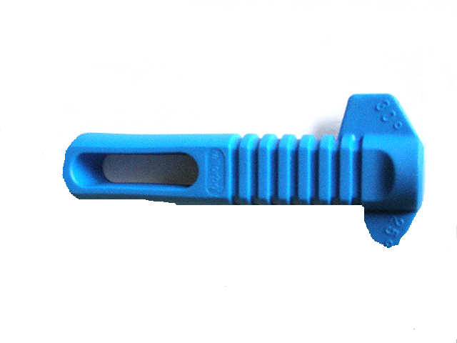 Uchwyt pilnika do ostrzenia łańcucha w kolorze błękitnym. Produkt widoczny z boku, leżący. Posiada żłobienia zapewniające pewny chwyt oraz otwór w uchwycie ułatwiający przechowywanie. Prosty, matowy design bez dodatkowych zdobień.