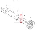 Sprężyna sprzęgła do kosy Husqvarna 525RX, cylindryczna, metaliczna z rowkami, widoczna z boku w schemacie montażowym, centralny element otoczony innymi częściami.