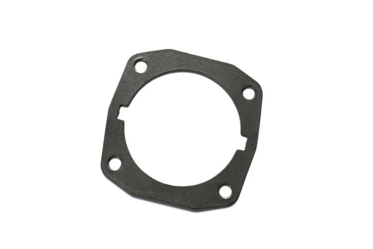 Uszczelka cylindra pilarki Husqvarna 257/254/261/262XP, czarna, o sześciokątnym kształcie z centralnym otworem. Widoczne cztery otwory montażowe. Ujęcie frontalne, produkt leżący na jednolitym tle.