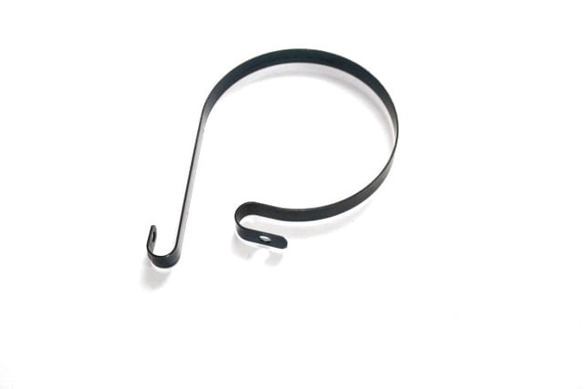 Taśma hamulca pilarki, czarna, metalowa, o okrągłym kształcie z haczykiem. Widoczna z boku, na jasnym tle. Uchwyt w dolnej części, zaprojektowana do montażu. Idealna jako część zamienna w pilarkach Husqvarna 242, 246, 42.