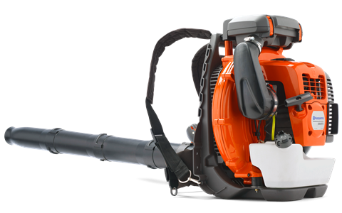 Dmuchawa Husqvarna 580BTS w kolorze pomarańczowym z czarnymi elementami. Ujęcie z boku, produkt stoi w pozycji pionowej. Zastosowane materiały to tworzywo sztuczne. Widoczny rozwinięty wąż, logo na obudowie oraz uchwyty do noszenia.