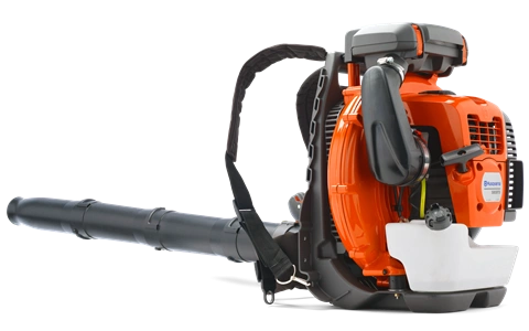 Dmuchawa Husqvarna 580BTS w kolorze pomarańczowym z czarnymi elementami. Ujęcie z boku, produkt stoi w pozycji pionowej. Zastosowane materiały to tworzywo sztuczne. Widoczny rozwinięty wąż, logo na obudowie oraz uchwyty do noszenia.