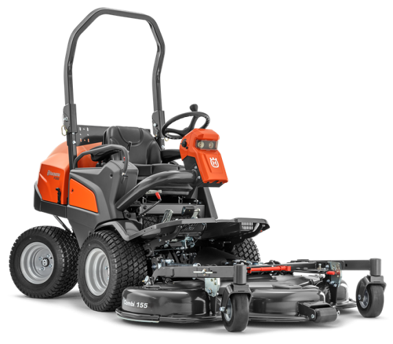 Rider Profesjonalny P 525DX Husqvarna frontalny, cztery koła, pomarańczowo-czarny. Widać siedzisko, kierownicę i panel sterowania. Na przodzie kosa Combi 155 z metalową obudową.