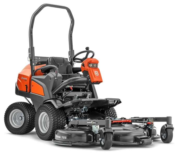 Rider Profesjonalny P 525DX Husqvarna frontalny, cztery koła, pomarańczowo-czarny. Widać siedzisko, kierownicę i panel sterowania. Na przodzie kosa Combi 155 z metalową obudową.