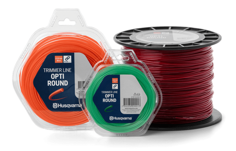 Linka tnąca Opti Round Husqvarna o średnicy 2,4 mm, dostępna w kolorach pomarańczowym, zielonym i czerwonym. Produkt znajduje się na białym tle, w formie rolek i szpuli, z czytelnymi etykietami informacyjnymi. Widać różne opakowania i rozmiary.