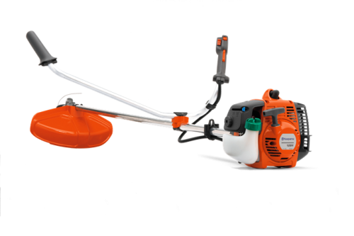 Pomarańczowa wykaszarka Husqvarna 128R z białymi elementami na białym tle. Widoczne silnik, rączka, głowica tnąca, zbiornik paliwa i napisy na obudowie. Urządzenie leży poziomo z widocznym ostrzem.