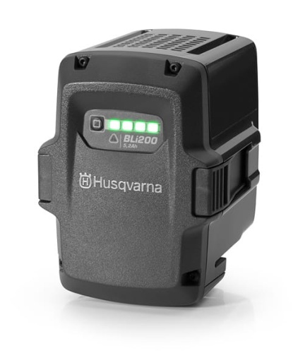 Akumulator Husqvarna BLi200, czarny, prostokątny, z diodami LED pokazującymi poziom naładowania, logo na obudowie, mocowania z tyłu. Przeznaczony do narzędzi elektronicznych.