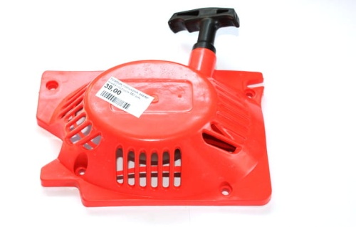 Rozrusznik do piły w kolorze czerwonym, z plastikową obudową i przynitowanym uchwytem. Widoczna etykieta z ceną. Produkt leży płasko, z wyeksponowanym układem wentylacyjnym.