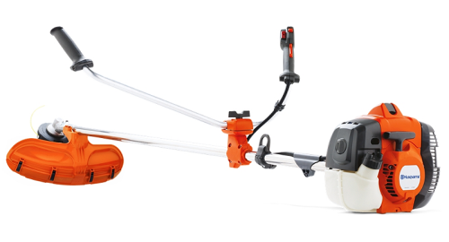 Wykaszarka Husqvarna 135R, pomarańczowo-czarna, z długą metalową rurą i żyłką tnącą. Ujęcie boczne na białym tle. Widoczne przyciski i logo. Przeznaczona do skutecznego koszenia trawy.