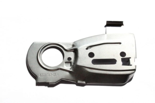 Osłona karteru pilarki Husqvarna 340, 345, 350, Jonsered CS2145 w metalicznym kolorze, z widocznymi otworami montażowymi. Produkt leży na białym tle, ukazując szczegóły konstrukcji. Wymiary i kształt do zastosowania w pilarkach.