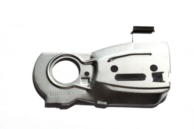 Osłona karteru pilarki Husqvarna 340, 345, 350, Jonsered CS2145 w metalicznym kolorze, z widocznymi otworami montażowymi. Produkt leży na białym tle, ukazując szczegóły konstrukcji. Wymiary i kształt do zastosowania w pilarkach.
