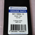 Nóż kosiarki Husqvarna LC 146 SP, kod 5811889-10, o szerokości cięcia 460 mm. Etykieta z informacją o typie ostrza (Combi) oraz kodem kreskowym. Tło proste, wizualizacja detali napisu i logo.