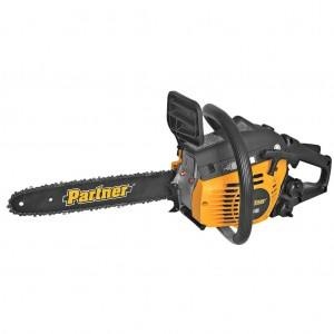 Pilarka Partner P340S czarno-żółta z napisem „Partner” na łańcuchu, widok z boku, z ergonomiczną rączką i osłoną. Wyposażona w mocny silnik do pracy w ogrodzie, na prostym tle.