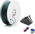 Zielony przewód na szpuli, obok zestaw czarnych gwoździ montażowych, różowa klamra i niebieska zatyczka. Produkt leży na białym tle, ukazując wszystkie elementy w jasny sposób. Szpula jest okrągła, z widocznym otworem w centrum.