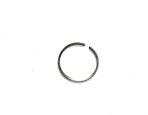 Pierścień tłoka o średnicy 44 mm i grubości 2,0 mm, wykonany z metalu, w kolorze ciemnoszarym. Produkt przedstawiony z góry, leżący na jasnym tle, ukazuje okrągły kształt oraz otwartą linię na jednym z końców.