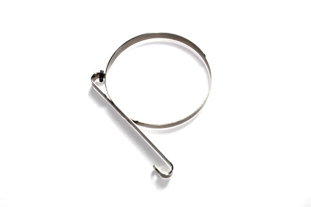 Metalowa taśma hamulca pilarki Husqvarna, okrągła z wygiętą końcówką do mocowania, błyszcząca i solidna, bez napisów, na białym tle, do pilarek.