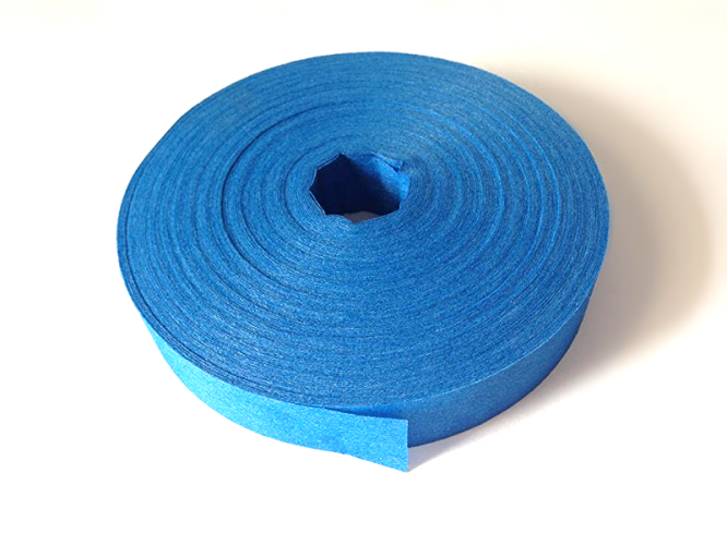 Taśma do znakowania, jednokolorowa, niebieska, zwinięta w rolkę. Produkt o matowej fakturze, z widocznym otworem w środku. Umiejscowiony na białym tle, dobrze widoczny, bez dodatkowych elementów. Idealna do oznaczania i klasyfikacji.