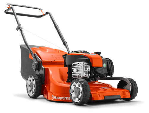 Kosiarka spalinowa Husqvarna LC 247+ pomarańczowa, z czarnym silnikiem, metalowym uchwytem, dużymi gumowymi kołami i teksturowanym korpusem. Zbiornik paliwa i oznaczenia bezpieczeństwa. Gratis zestaw serwisowy.
