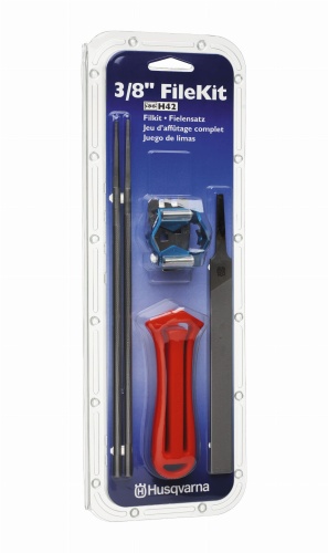 Zestaw do ostrzenia łańcucha 3/8 1,5mm Husqvarna z dwoma prętami, niebieską prowadnicą, czarnym pilnikiem i czerwonym uchwytem. Przezroczyste opakowanie z logo Husqvarna.