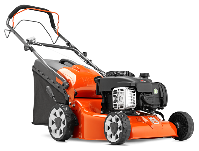 Pomarańczowa kosiarka spalinowa Husqvarna LC 140 z metalowym silnikiem, dużymi tylnymi kołami, gumowanym uchwytem i czarnym pojemnikiem na trawę, na białym tle.