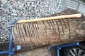Ergonomische Axt für die Forstarbeit. Kopf aus handgeschmiedetem, ölgehärtetem Stahl. Gewicht des Kopfes 1,6 kg. Hersteller Krumpholz.