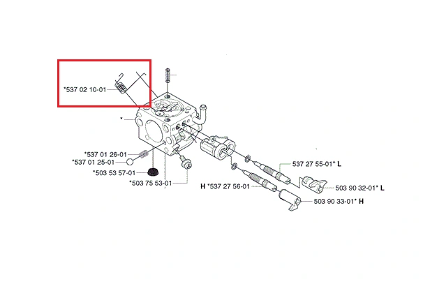 Sprężyna gaźnika do wykaszarki Husqvarna 323R/343R, metalowa, znajdująca się w układzie silnika. Widoczna w zbliżeniu, w pozycji montażowej obok innych elementów. Nieprzyciemniona, na białym tle, z wydrukowaną numeracją w rogu.