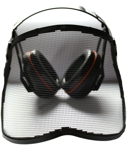 Ochronniki słuchu z siatką, w kolorze czarnym, z dobrze widocznymi nausznikami z metalową osłoną i pomarańczowymi akcentami. Ujęcie frontalne, produkt leży na białym tle, ukazując całość konstrukcji i detale mocowania.