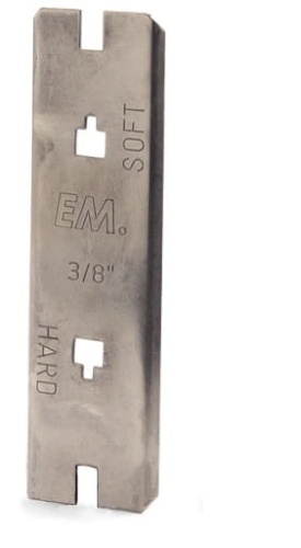 Szablon do ograniczników 3/8'' HUSQVARNA w wydaniu metalowym, stojący, z gładką fakturą. Widoczne napisy: EM., SOFT, HARD, 3/8''. Prostokątny kształt z otworami do mocowania. Szare metaliczne wykończenie na jednolitym tle.