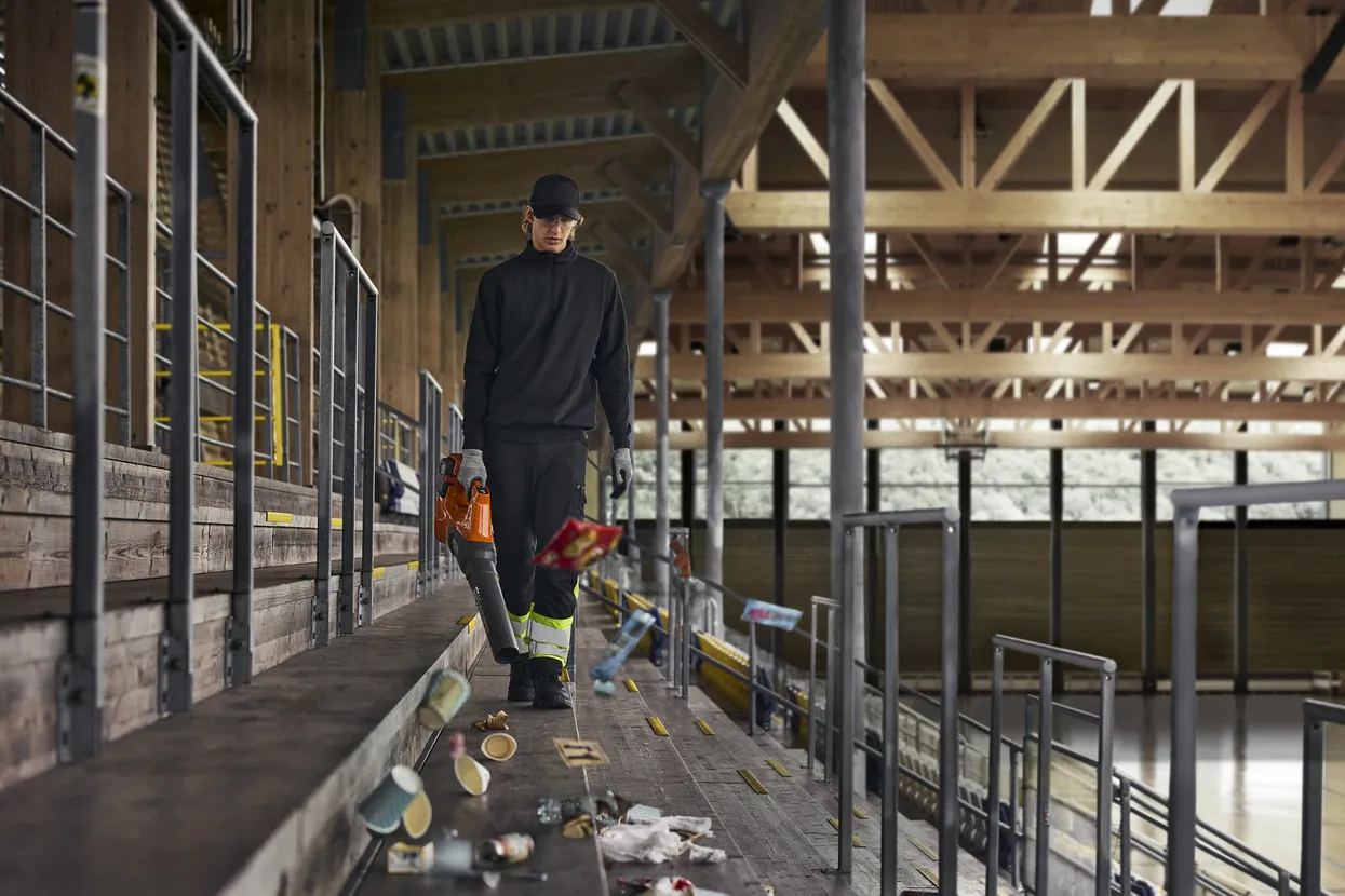 praca-dmuchawa-akumulatorowa-husqvarna