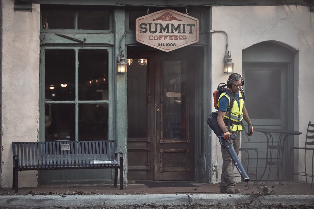 dmuchawa-akumulatorowa-husqvarna-praca