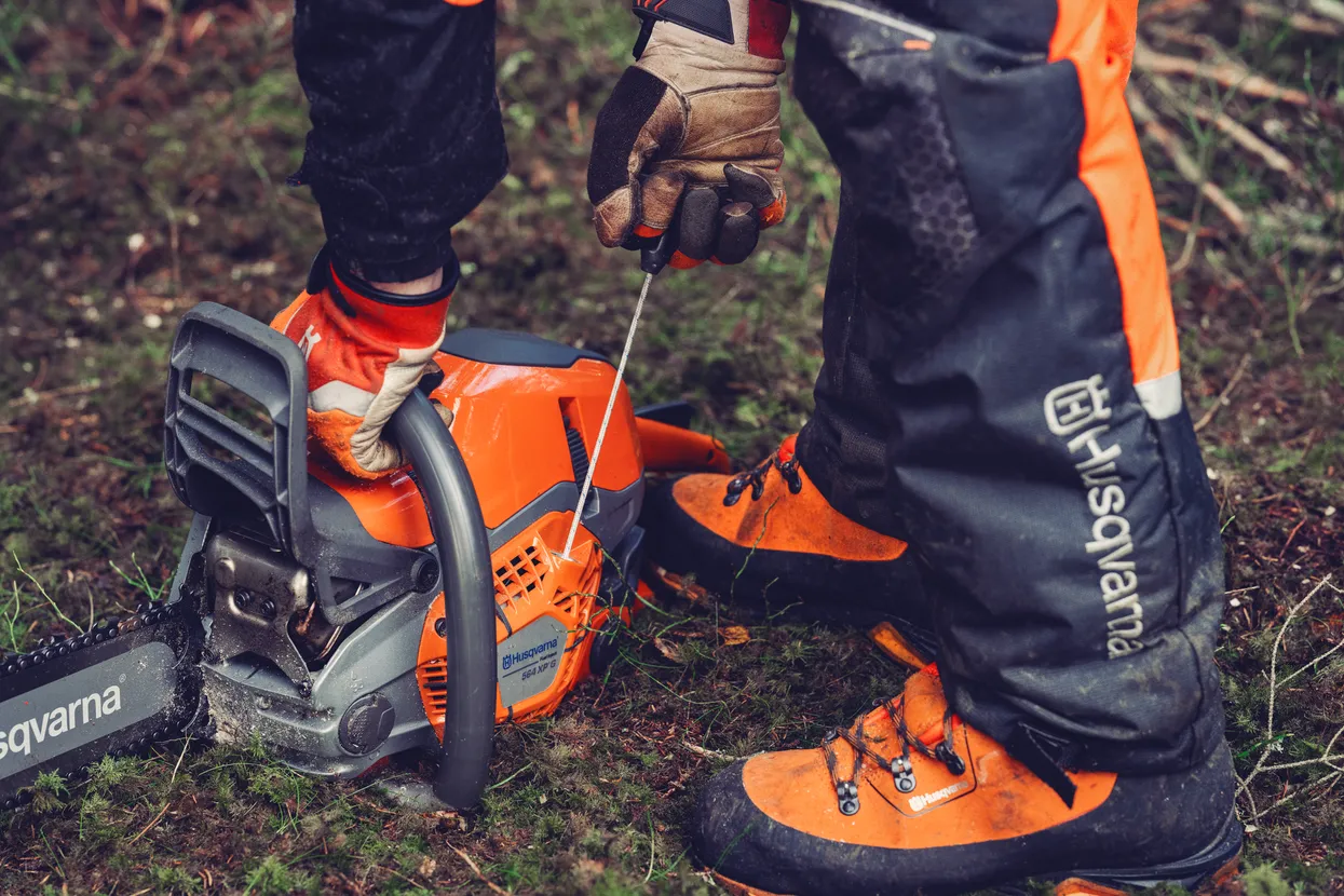 pilarka-spalinowa-564XP- z wtryskiem paliwa od husqvarna w pracy