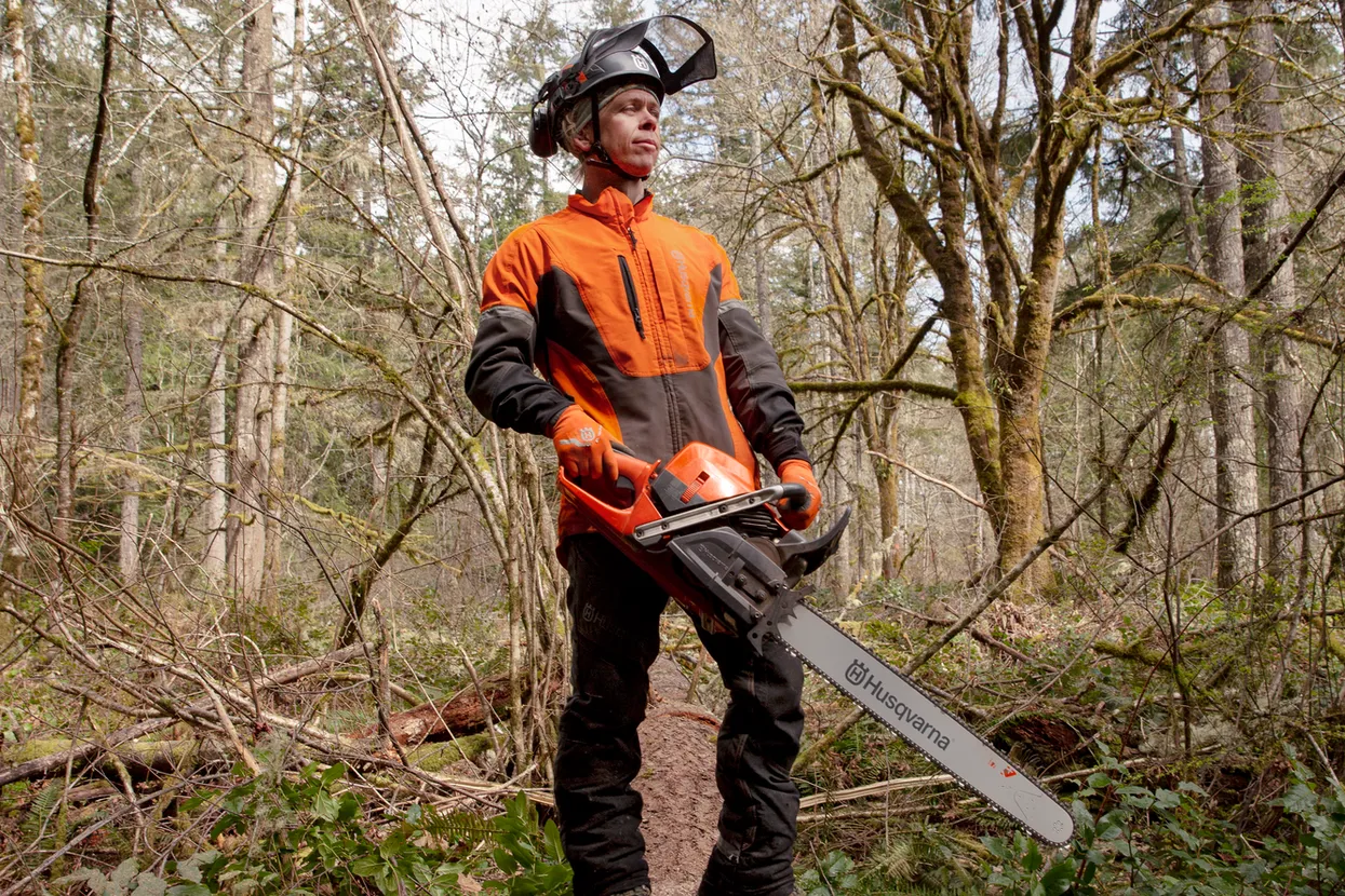 pilarka 585 husqvarna w pracy w lesie drwal