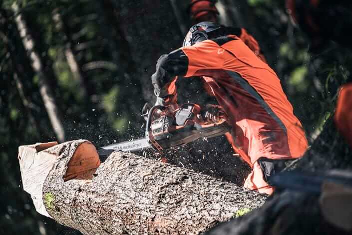 praca-pilarka-akumulatorowa-husqvarna