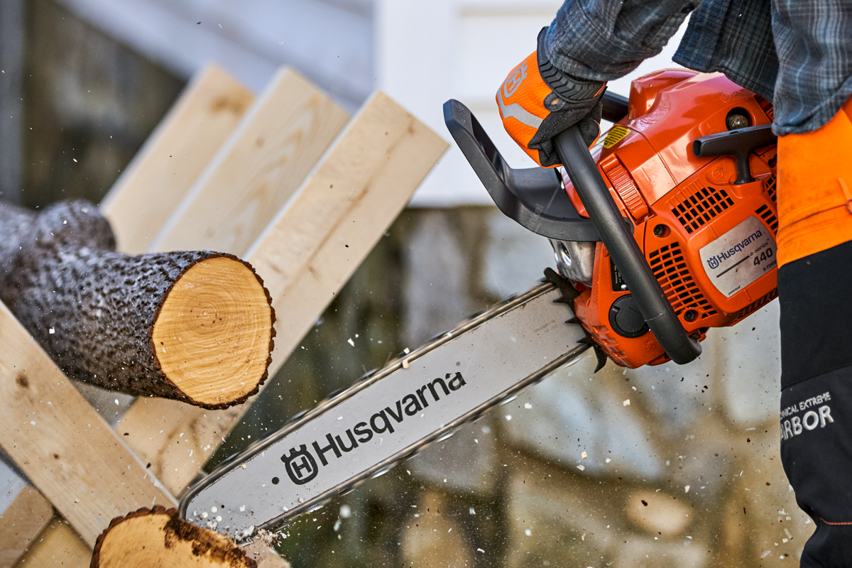 pilarka spalinowa 440 II w pracy 